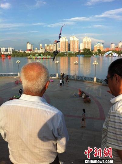 吉林七旬老人放飛800米長風(fēng)箏“橫跨”松花江