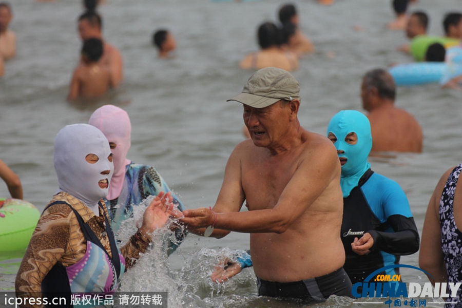 “臉基尼”成海濱時尚標配