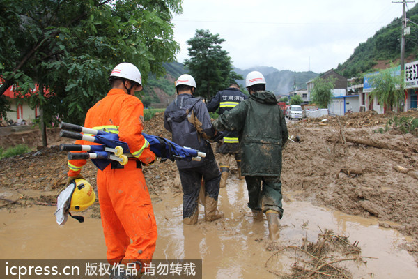 暴雨襲擊甘肅天水引發泥石流 多處民房被毀數人被埋