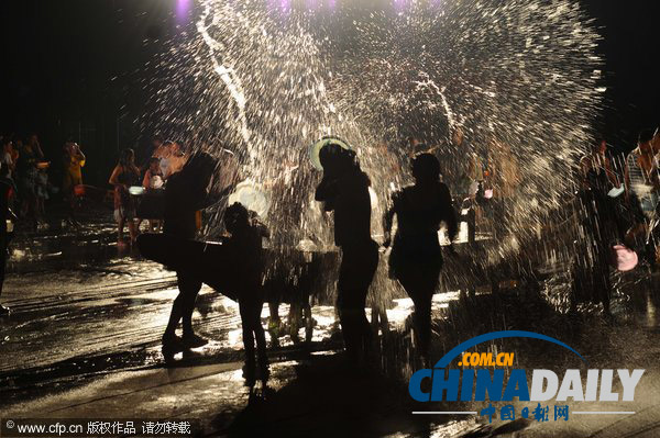 杭州：千島湖潑水節舉行 游客潑水享清涼