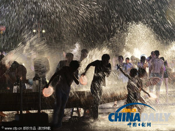 杭州：千島湖潑水節舉行 游客潑水享清涼