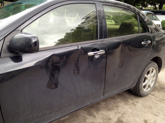 女記者遭未受培訓保安圍堵 車被踢出多處凹陷(圖)