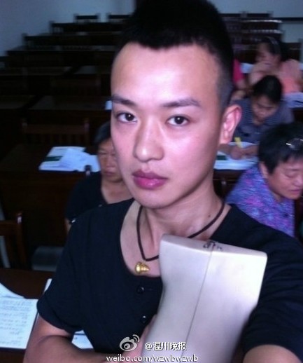 80后小伙當職業催乳 女子被催乳時表情夸張(組圖)