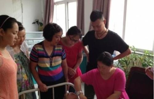 80后小伙當職業催乳 女子被催乳時表情夸張(組圖)