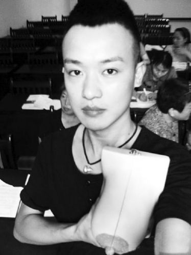 80后小伙當(dāng)職業(yè)催乳 女子被催乳時(shí)表情夸張(組圖)