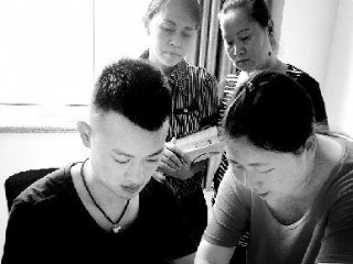 80后小伙當職業(yè)催乳 女子被催乳時表情夸張(組圖)