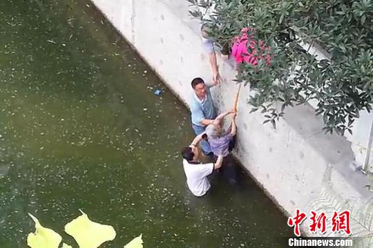 貴陽上演救人接力賽 老人墜入水中多人奮力營救