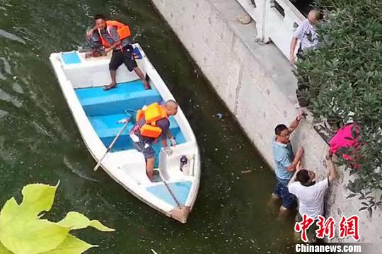 貴陽上演救人接力賽 老人墜入水中多人奮力營救