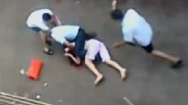 廣東佛山女子遭丈夫當街按地割喉(圖)