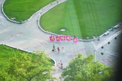 男子40度高溫中上40米摩天輪求婚 感動(dòng)女友