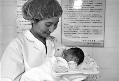 年輕媽媽不慎將孩子生在便池 醫生空手施救(圖)