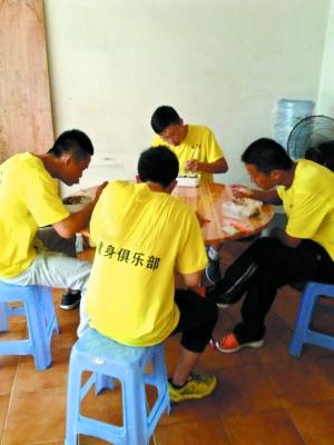 佛山一健身俱樂部員工拉不夠客 需去鬧市“裸奔”