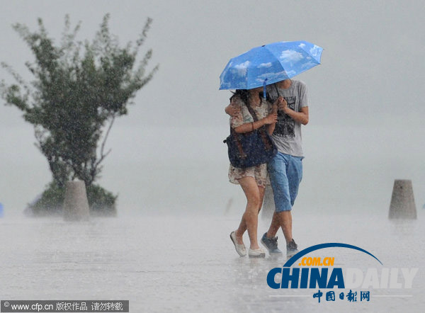 南京：3枚增雨火箭彈打下一場及時雨 全城瞬間“清涼”
