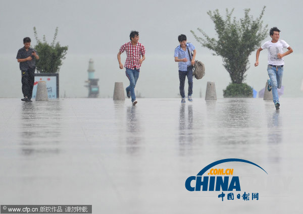 南京：3枚增雨火箭彈打下一場及時雨 全城瞬間“清涼”