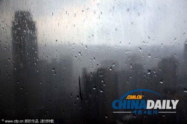南京：3枚增雨火箭彈打下一場及時(shí)雨 全城瞬間“清涼”