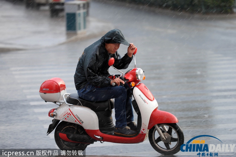 火箭彈射入空中 杭州成功實(shí)施人工增雨緩解旱情