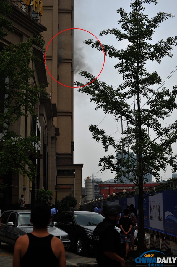 成都成華區(qū)發(fā)生警匪槍戰(zhàn) 2疑犯被制服1人在逃