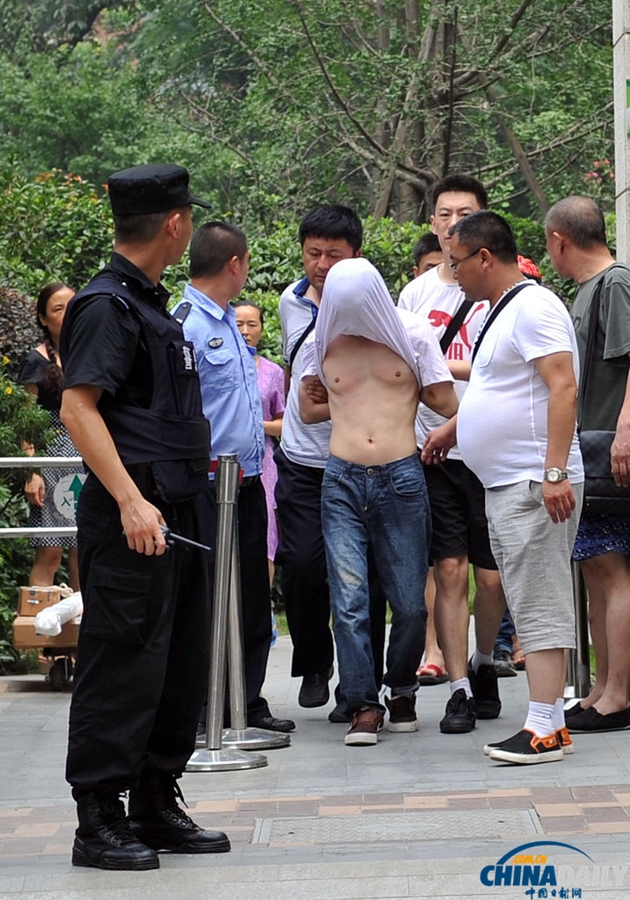 成都成華區發生警匪槍戰 2疑犯被制服1人在逃