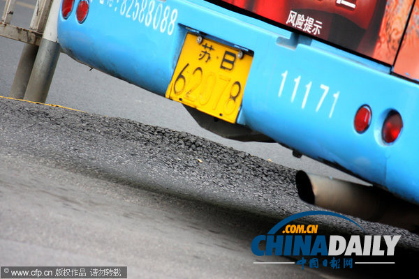 江蘇無錫：持續高溫令多條馬路成“波浪路”