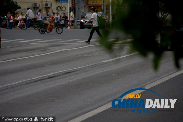 江蘇無錫：持續高溫令多條馬路成“波浪路”