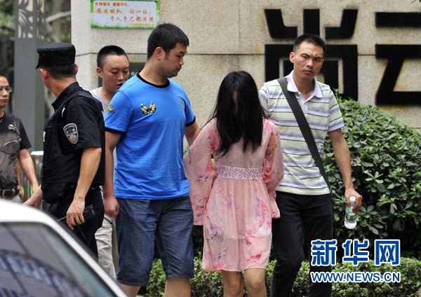 成都居民講述警匪槍戰：出電梯門被警察用槍指 嚇蒙了