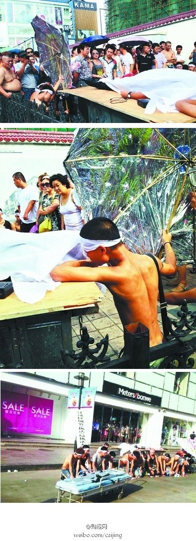 小販不滿城管執法裝死示威 難耐高溫“復活”溜走