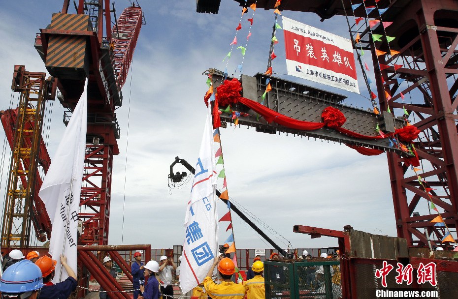 在建的中國第一高樓“上海中心”結構封頂