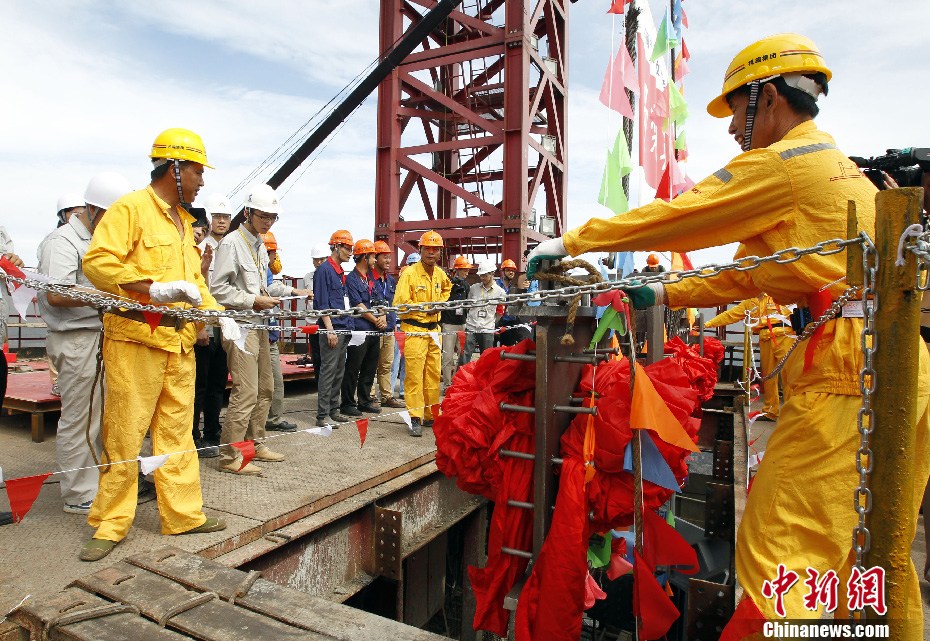 在建的中國第一高樓“上海中心”結構封頂