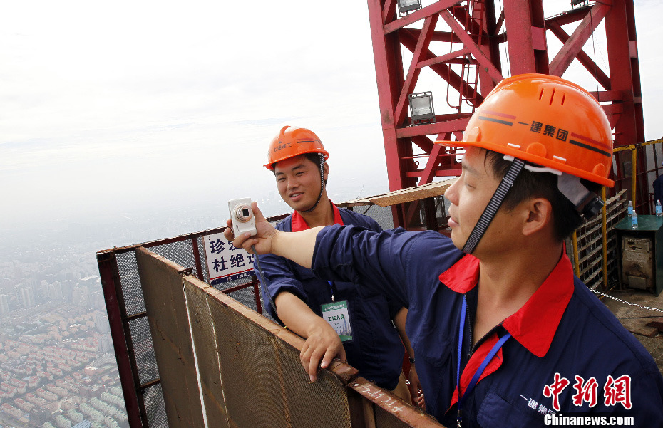 在建的中國第一高樓“上海中心”結構封頂