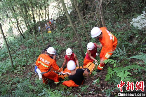 老年驢友摔傷被困山崖 三峽消防緊急救援