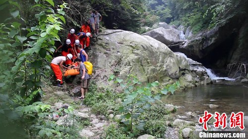 老年驢友摔傷被困山崖 三峽消防緊急救援