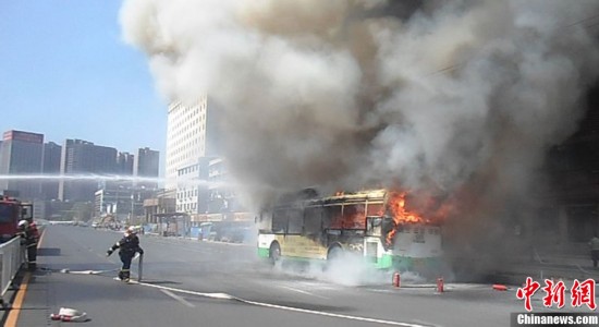 武漢一公交車自燃引發(fā)大火 數(shù)十名乘客安全逃生(組圖）