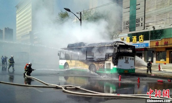 武漢一公交車自燃引發大火 數十名乘客安全逃生(組圖）