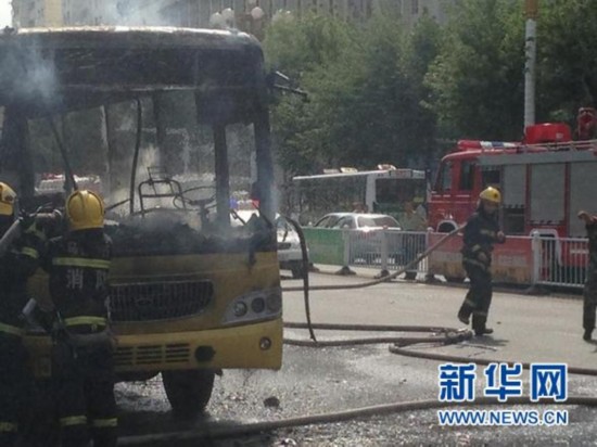 乘客稱(chēng)烏魯木齊公交車(chē)突然起火 沒(méi)有聽(tīng)到爆炸聲