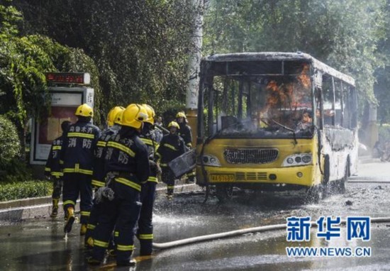 乘客稱烏魯木齊公交車突然起火 沒有聽到爆炸聲