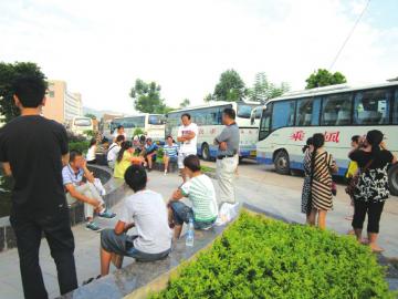 200多網友QQ相約出游 群主攜十多萬元現金“消失”