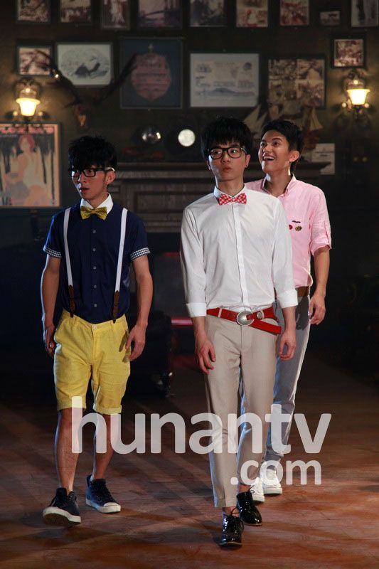 2013快男十強(qiáng)拍攝MV 賈盛強(qiáng)華晨宇裝驚訝賣萌