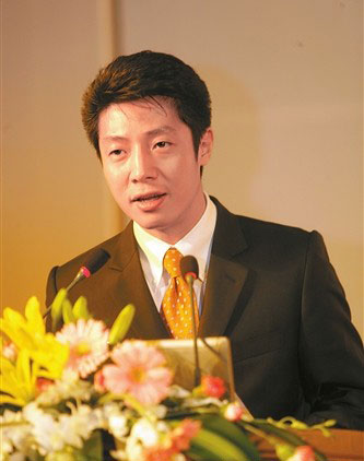 韓紅連續(xù)3次違反交規(guī)引圍觀 揭違法明星