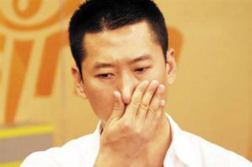 韓紅連續(xù)3次違反交規(guī)引圍觀 揭違法明星