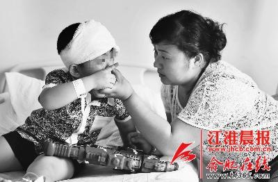 男子遭酒店旋轉門“咬頭” 頭皮撕裂15厘米(圖)