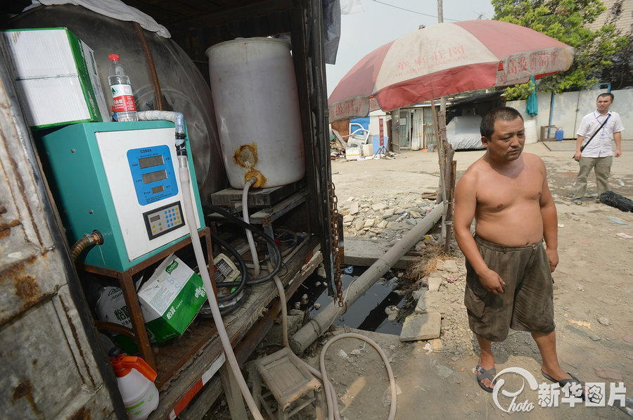 成都一商家私自為汽車灌裝甲醇 一廢棄貨車改裝成“加油站”