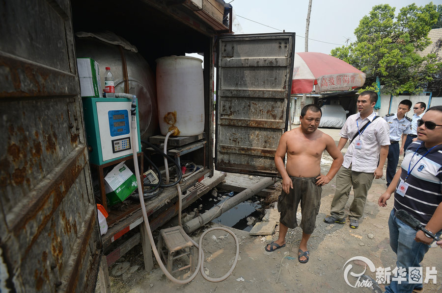 成都一商家私自為汽車灌裝甲醇 一廢棄貨車改裝成“加油站”