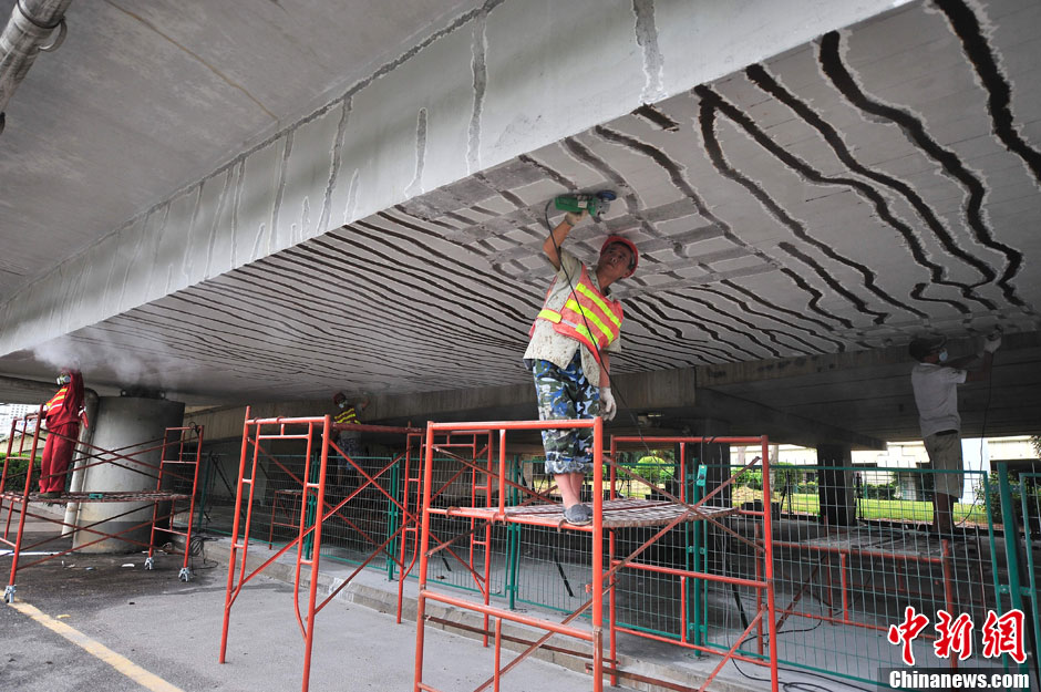 海口一引橋現200余條裂縫 官方回應稱不影響通車安全[組圖]