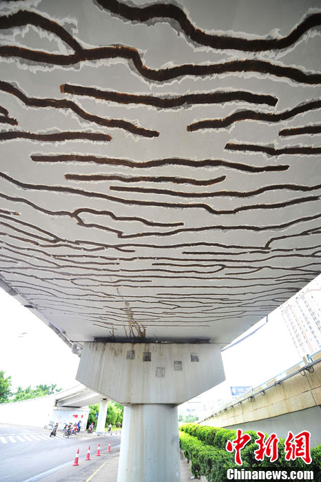 海口一引橋現(xiàn)200余條裂縫 官方回應(yīng)稱不影響通車安全[組圖]