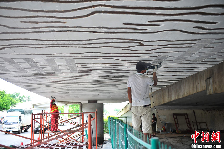 ?？谝灰龢颥F200余條裂縫 官方回應稱不影響通車安全[組圖]