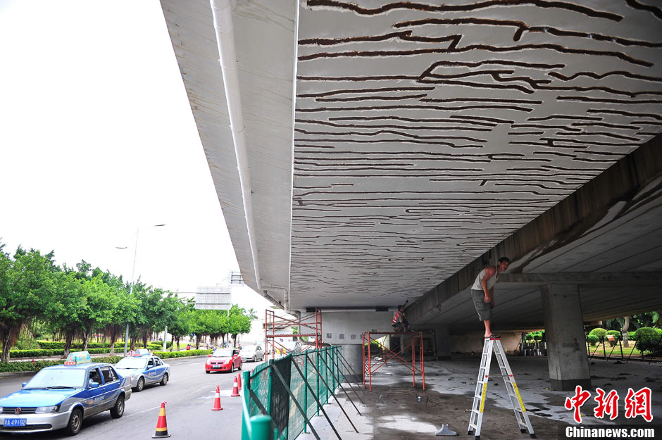 海口一引橋現200余條裂縫 官方回應稱不影響通車安全[組圖]