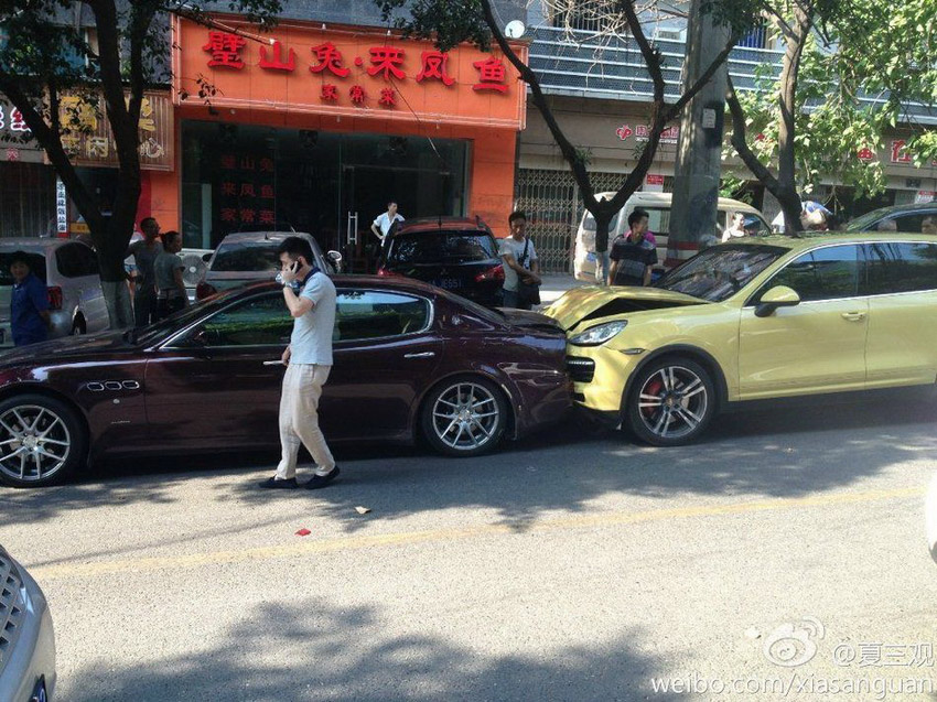 女孩疑似與男友吵架 開保時捷撞瑪莎拉蒂(組圖)