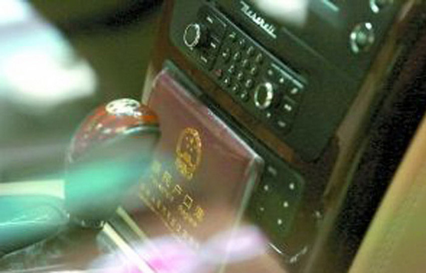 女孩疑似與男友吵架 開保時(shí)捷撞瑪莎拉蒂(組圖)