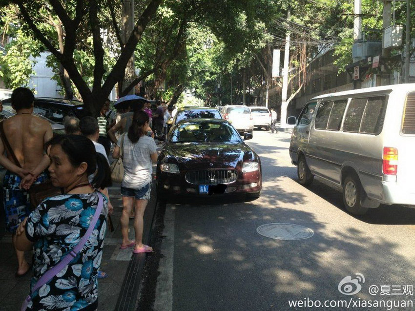 女孩疑似與男友吵架 開保時捷撞瑪莎拉蒂(組圖)