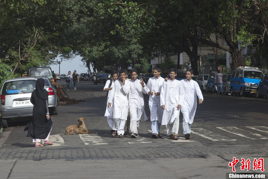 高清：孟買掠影——白衣翩翩的少年